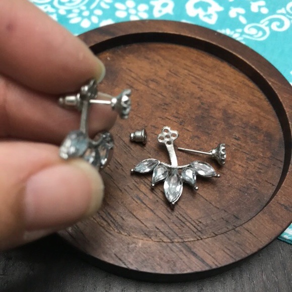 NEW!!💙💎BEAUTIFUL CRYSTAL CZ EARRINGS!!💎💙LOVE!! - Picture 5 of 8